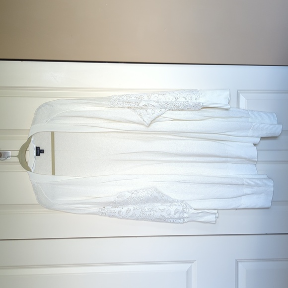 TORRID White Lace Sleeve Sweater SIZE 5 - Picture 1 of 3